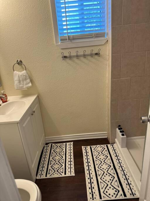 Apartment Walk To The Alamodome! Sleeps 6, Pet Friendly *
