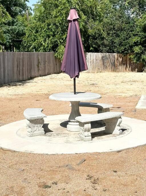 Walk To The Alamodome! Sleeps 6, Pet Friendly *