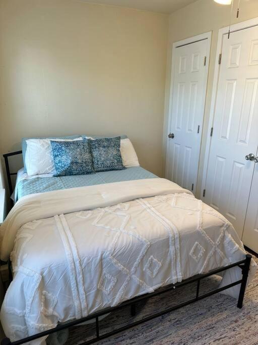 Walk To The Alamodome! Sleeps 6, Pet Friendly Apartment *