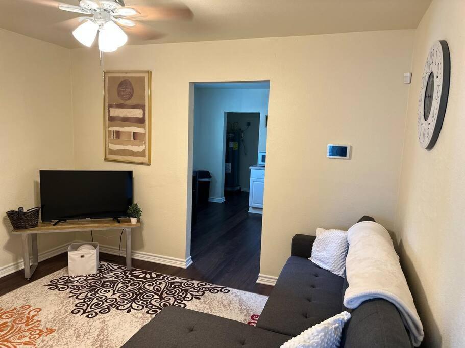 Walk To The Alamodome! Sleeps 6, Pet Friendly * San Antonio
