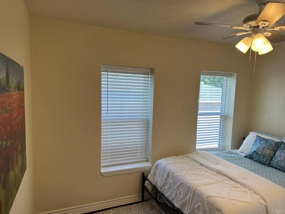Walk To The Alamodome! Sleeps 6, Pet Friendly *
