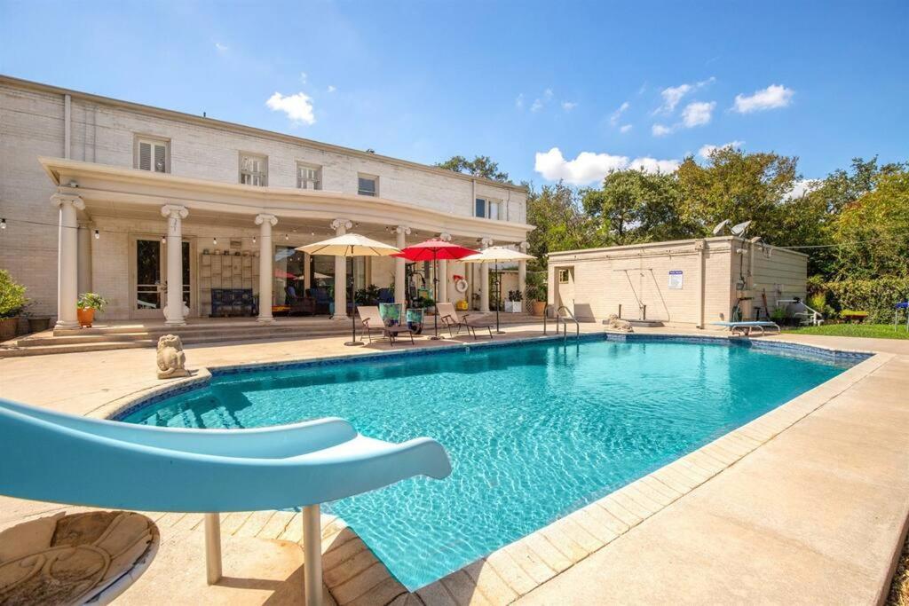 Holiday home Center Luxury Villa: Modern Oasis With Pool San Antonio