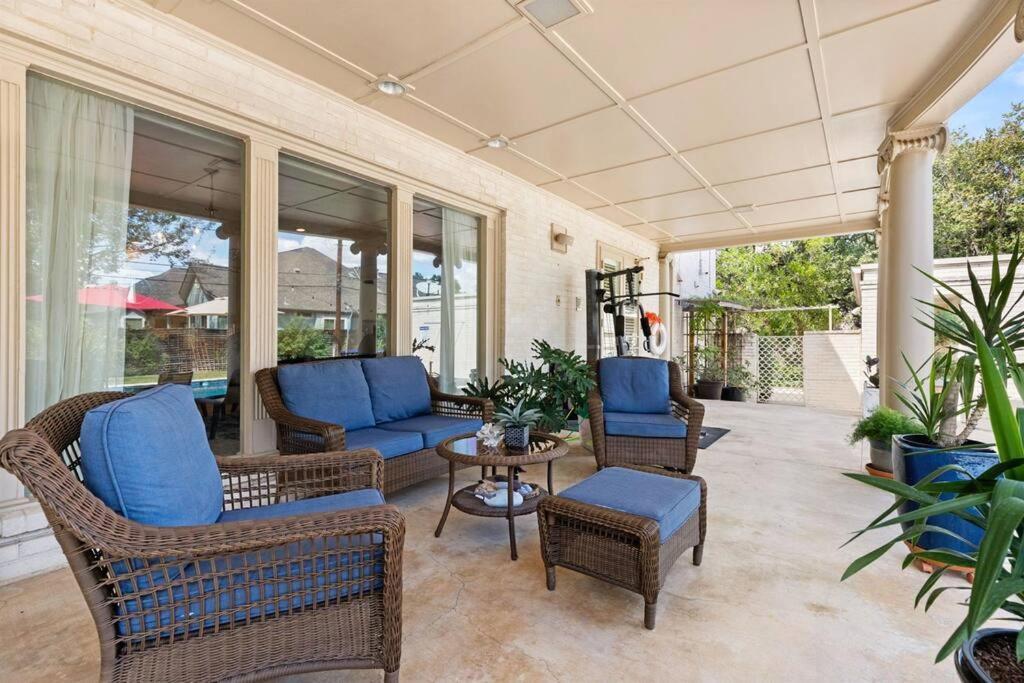 Center Luxury Villa: Modern Oasis With Pool Holiday home *