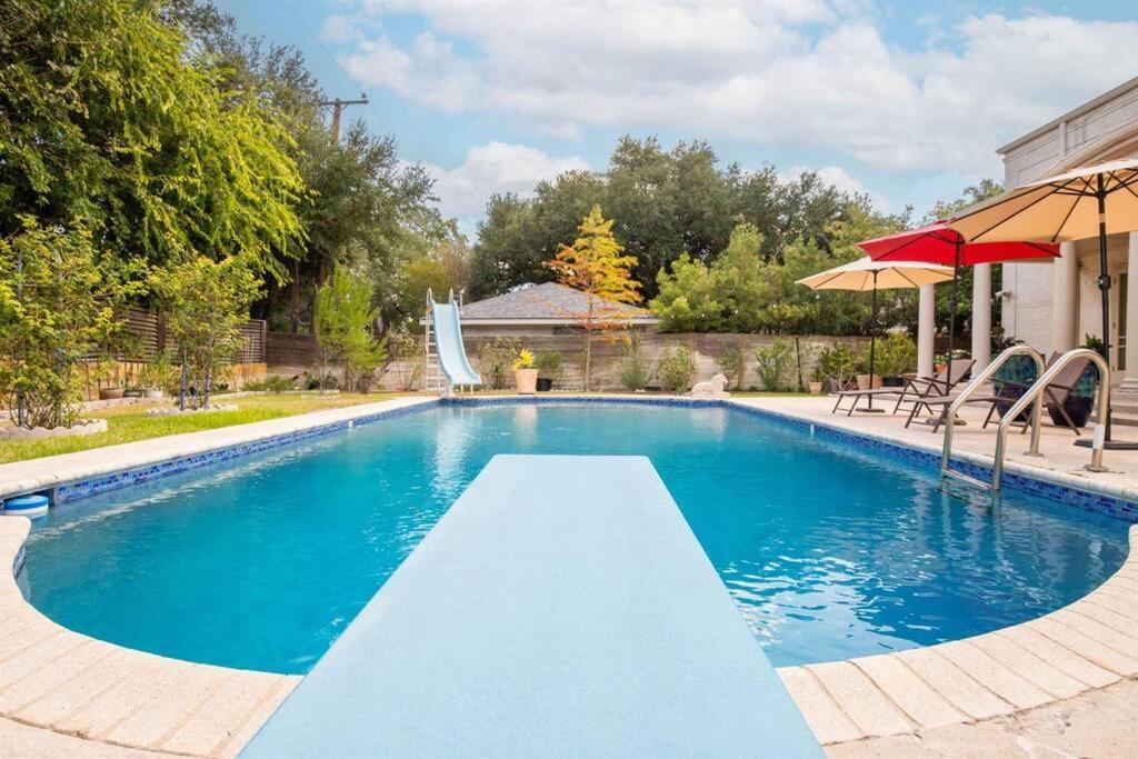 Holiday home Center Luxury Villa: Modern Oasis With Pool