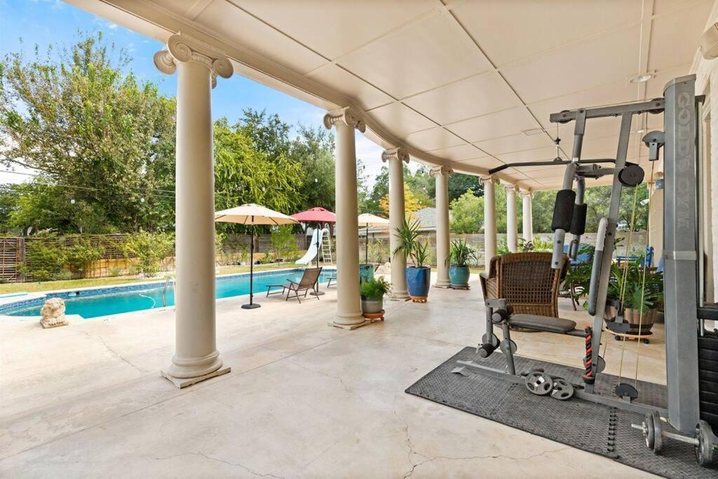 Center Luxury Villa: Modern Oasis With Pool Holiday home San Antonio