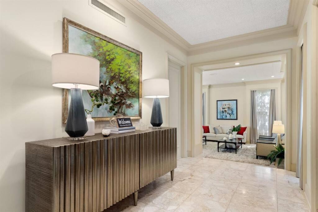 Center Luxury Villa: Modern Oasis With Pool San Antonio