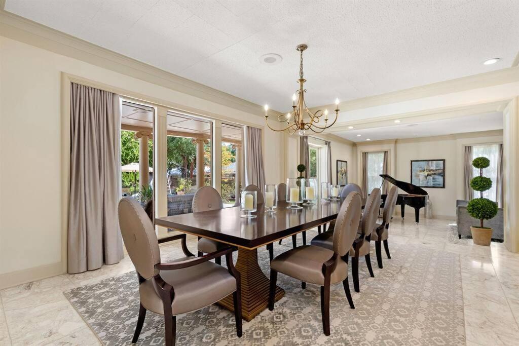 Holiday home Center Luxury Villa: Modern Oasis With Pool San Antonio
