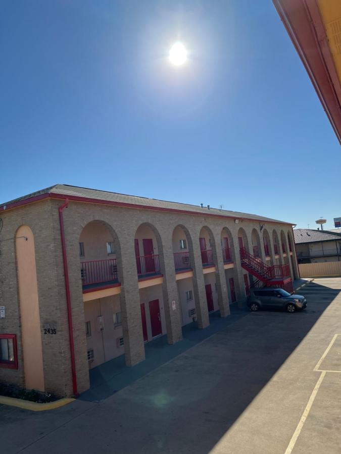 Hotel Executive & Lackland Afb 3*