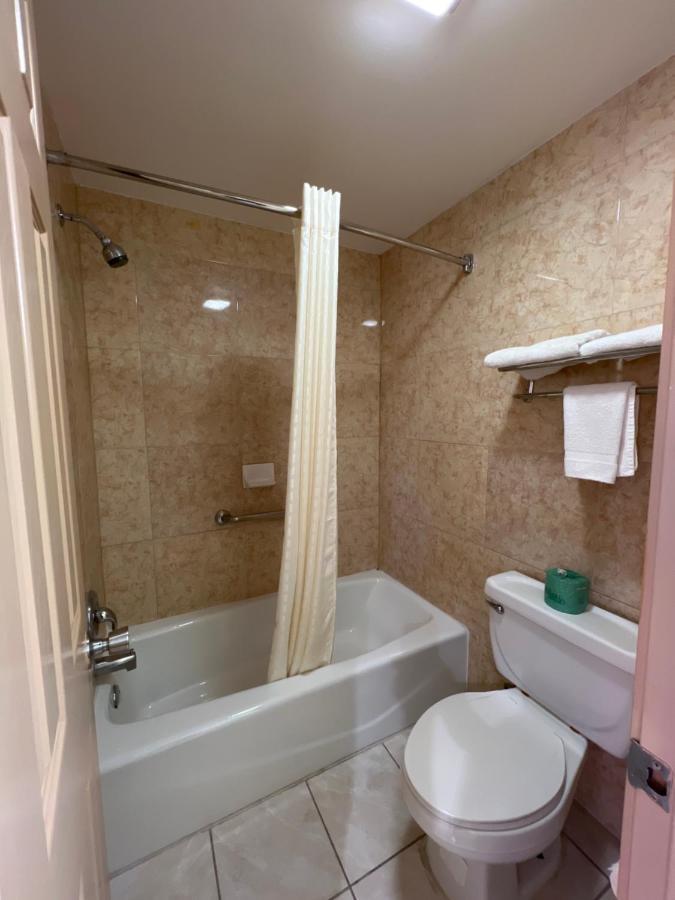 Hotel Executive & Lackland Afb 3*