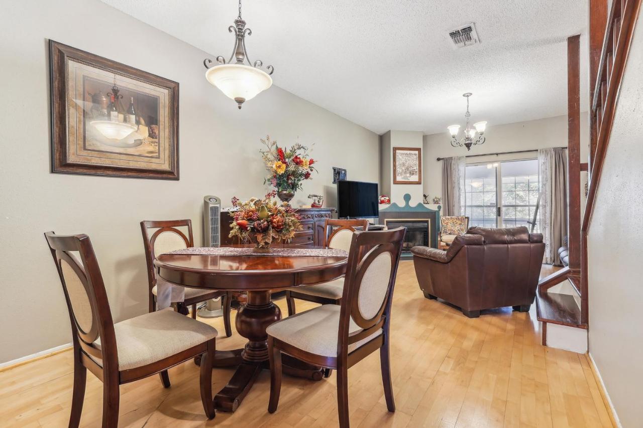 Townhome Community Pool And Hot Tub!