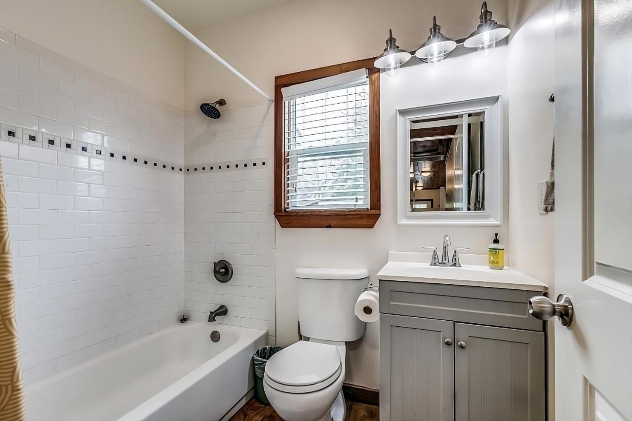 Free Parking, Walk To Botanical Garden, Ps4, Grill, Private Fenced Backyard, Pets Allowed * San Antonio