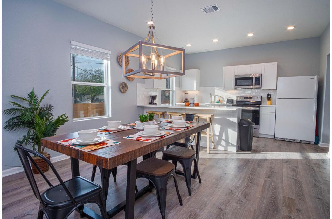 Downtown Dream Spacious 4br2ba Sleeps 12