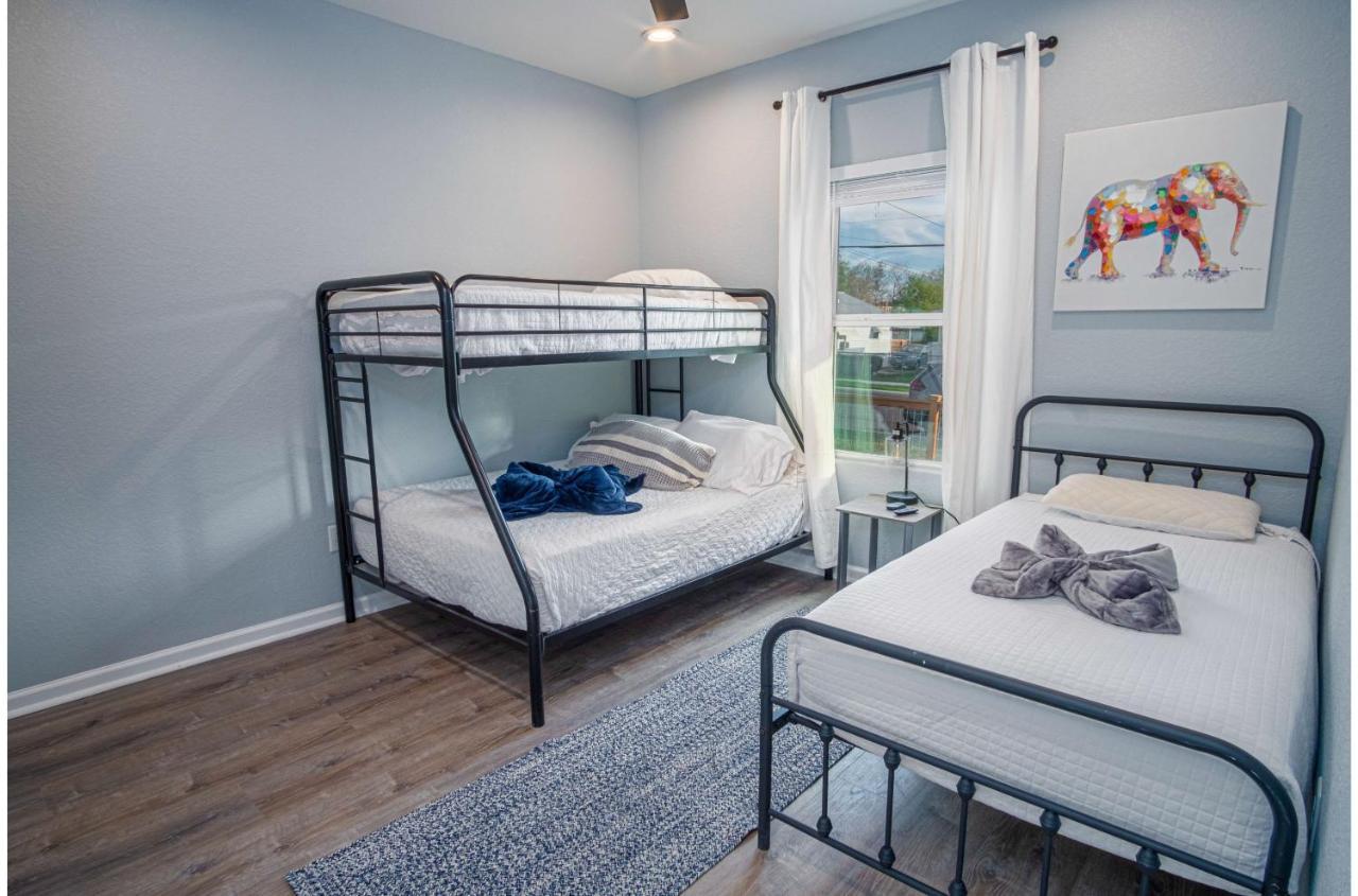 Holiday home Downtown Dream Spacious 4br2ba Sleeps 12 *