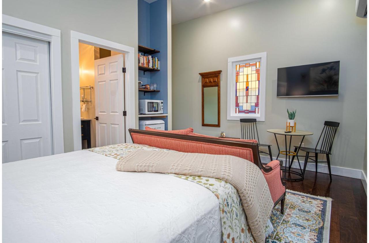 Exquisite Near Downtowns Core *