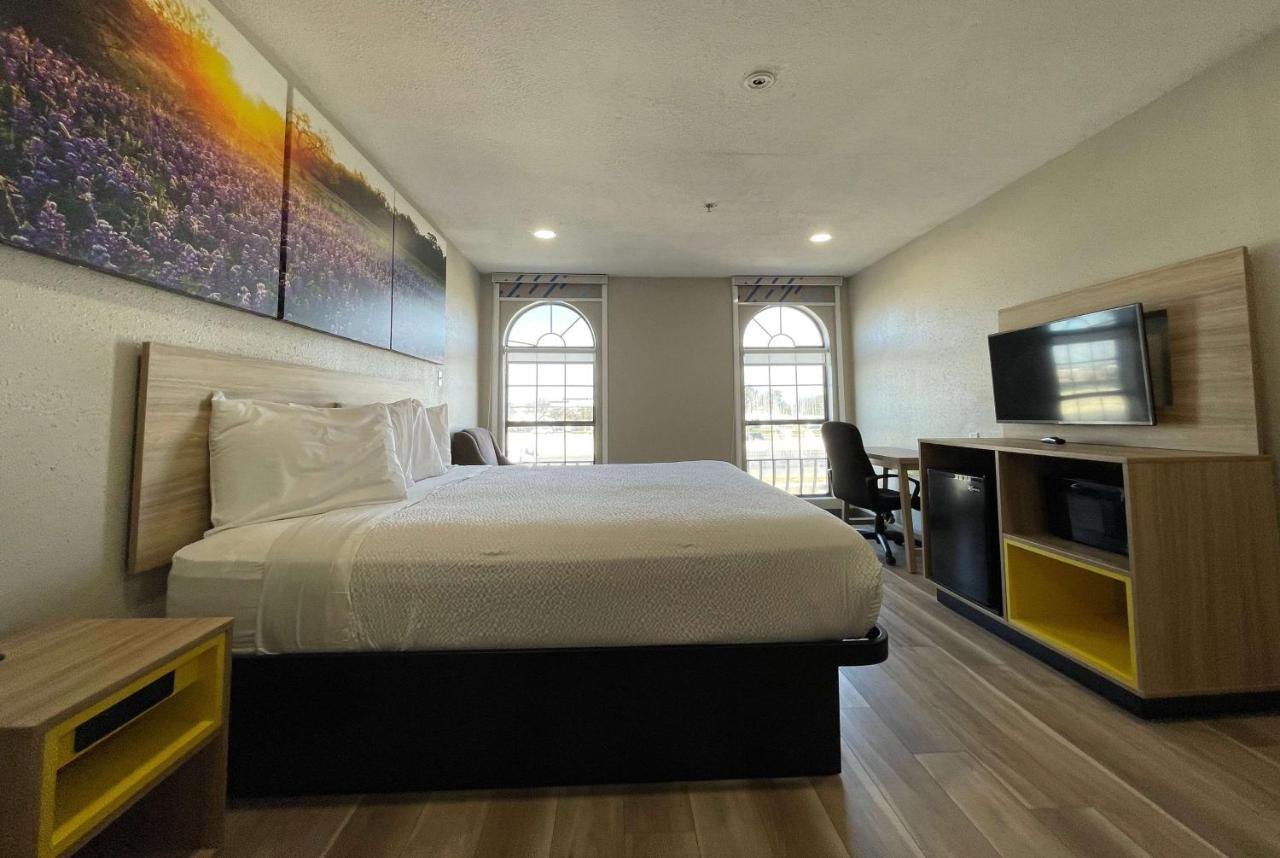 Days By Wyndham Near Seaworld San Antonio