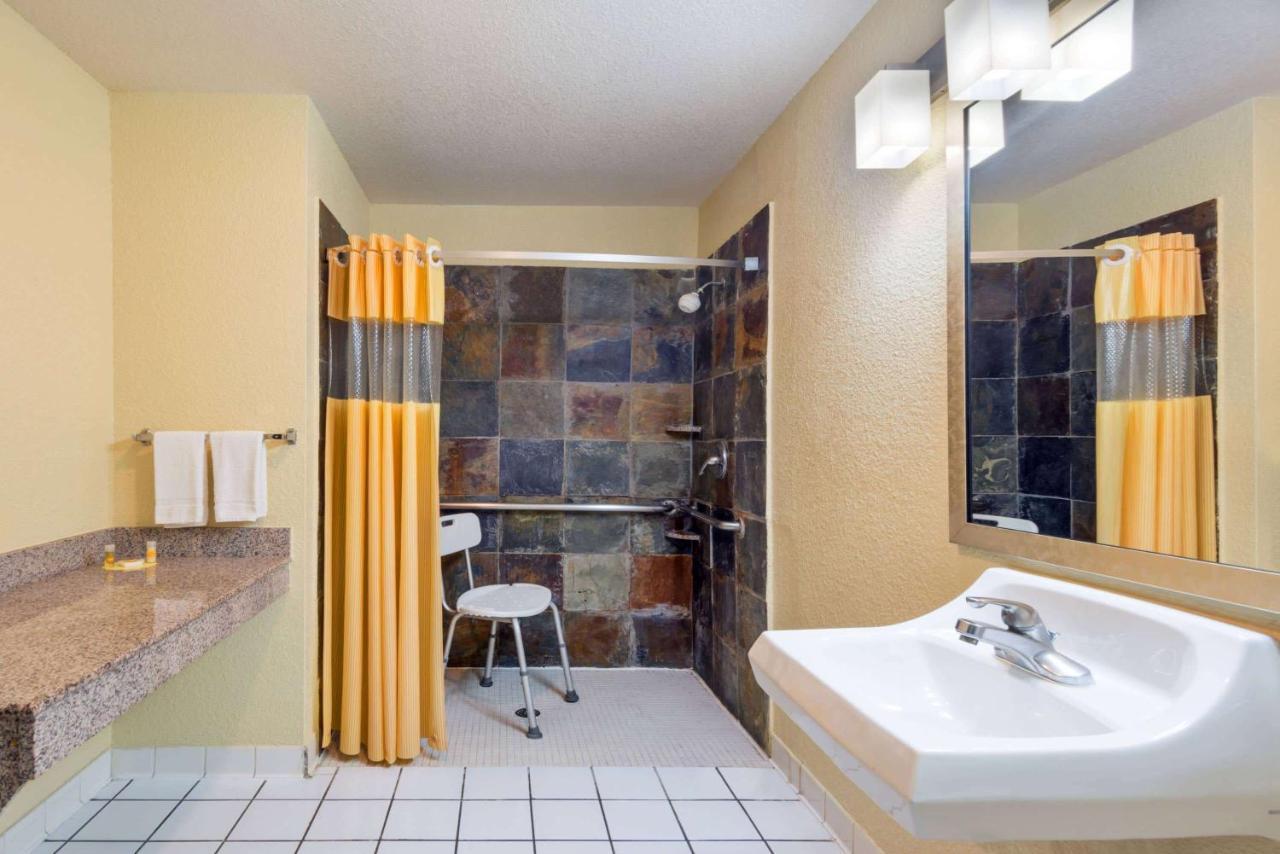 Hotel Days By Wyndham Near Seaworld San Antonio