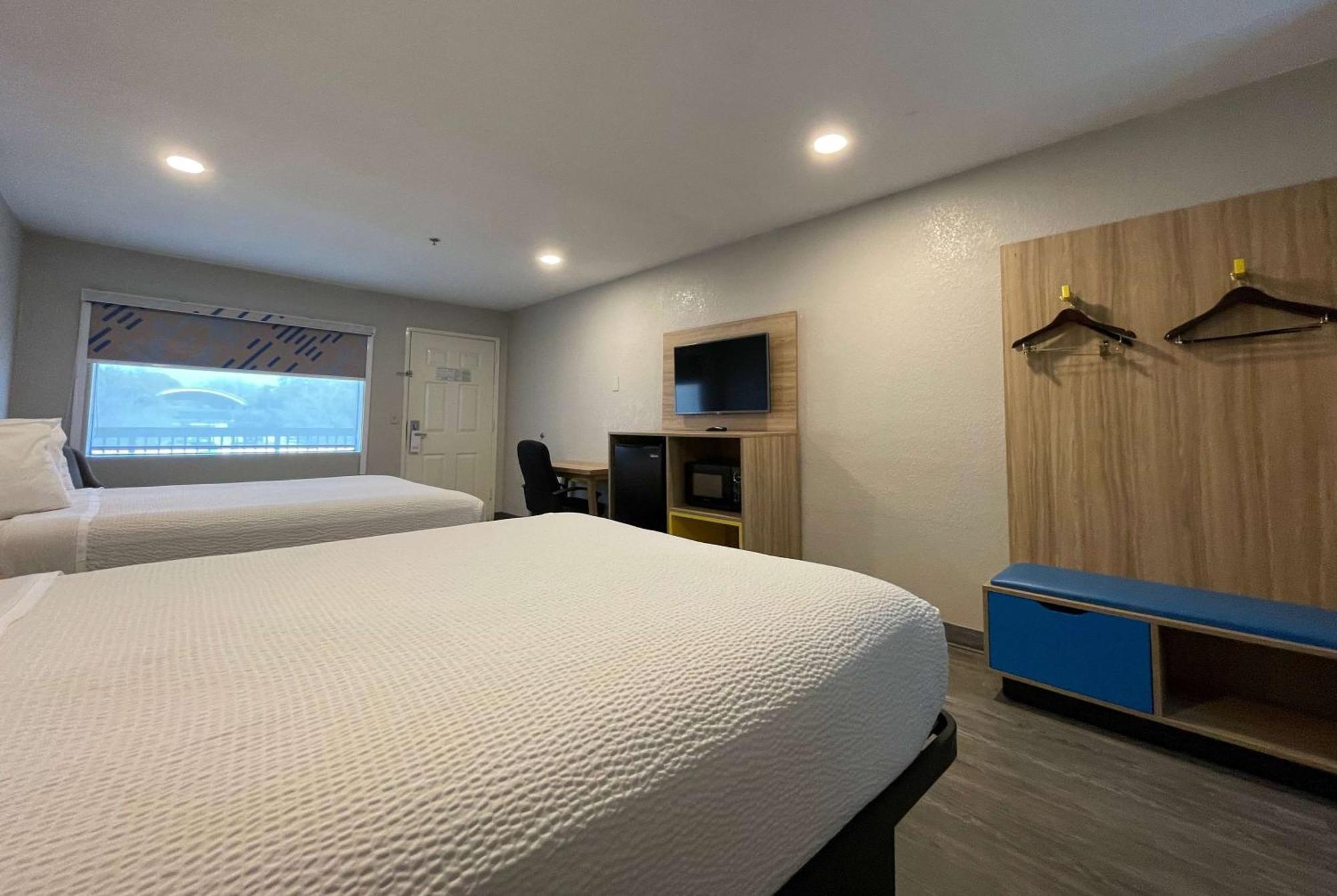 Days By Wyndham Near Seaworld Hotel