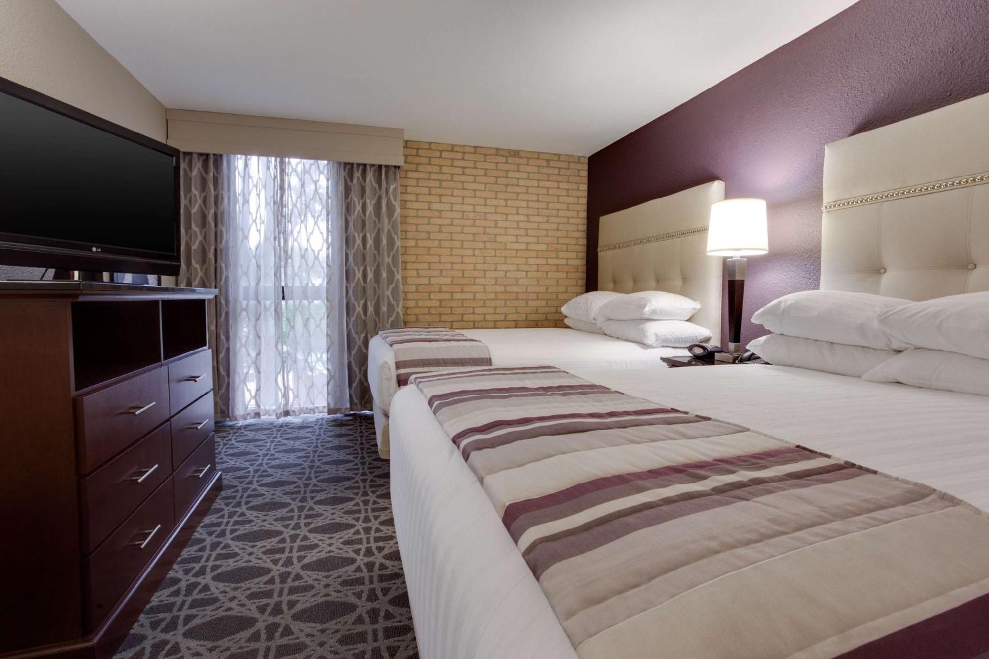 Drury Plaza Airport Hotel 3*