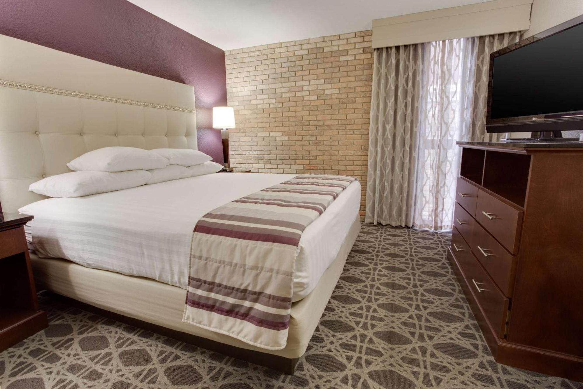 Drury Plaza Airport Hotel 3*