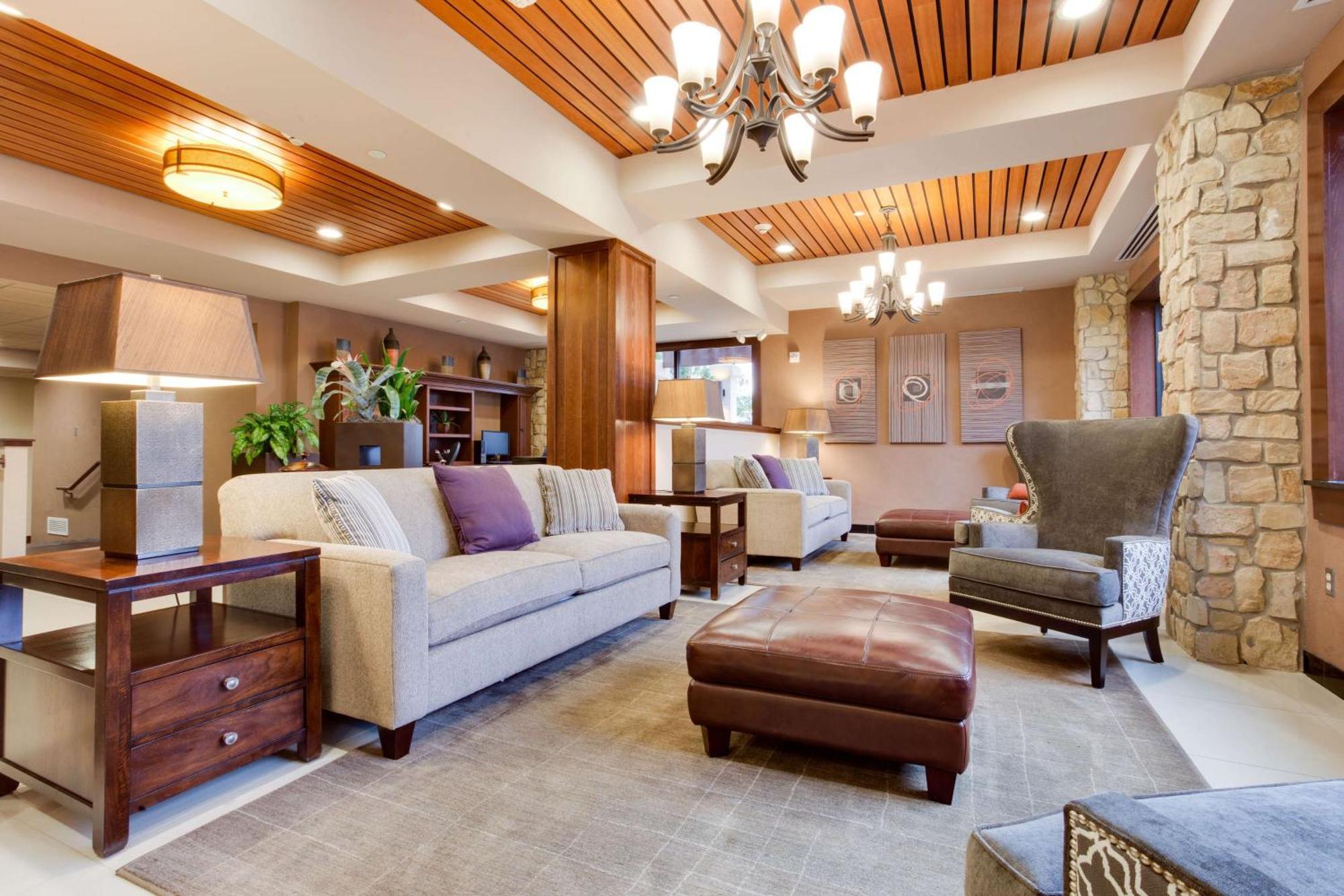 Drury Plaza Airport 3*