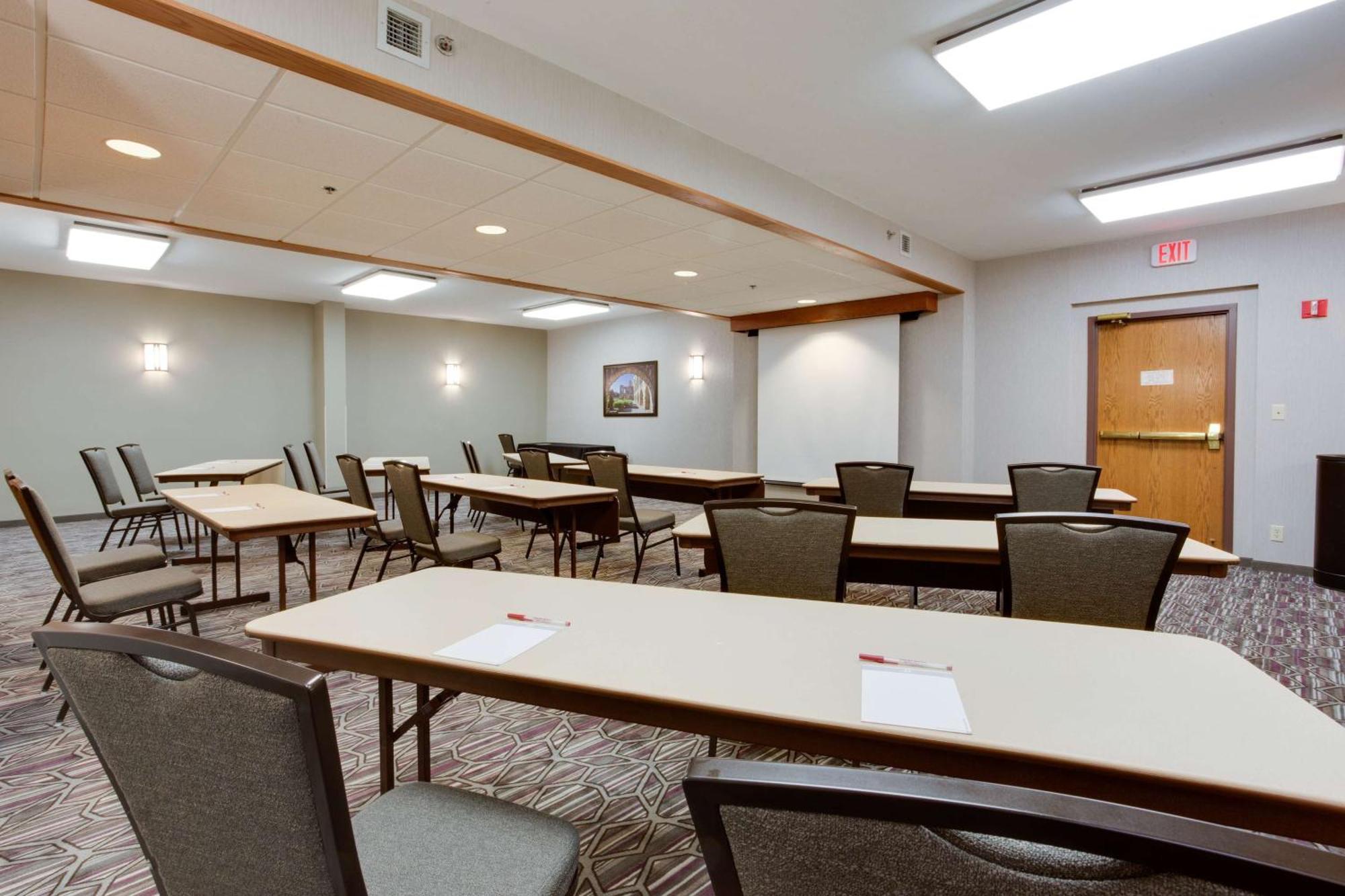 Hotel Drury Plaza Airport 3*
