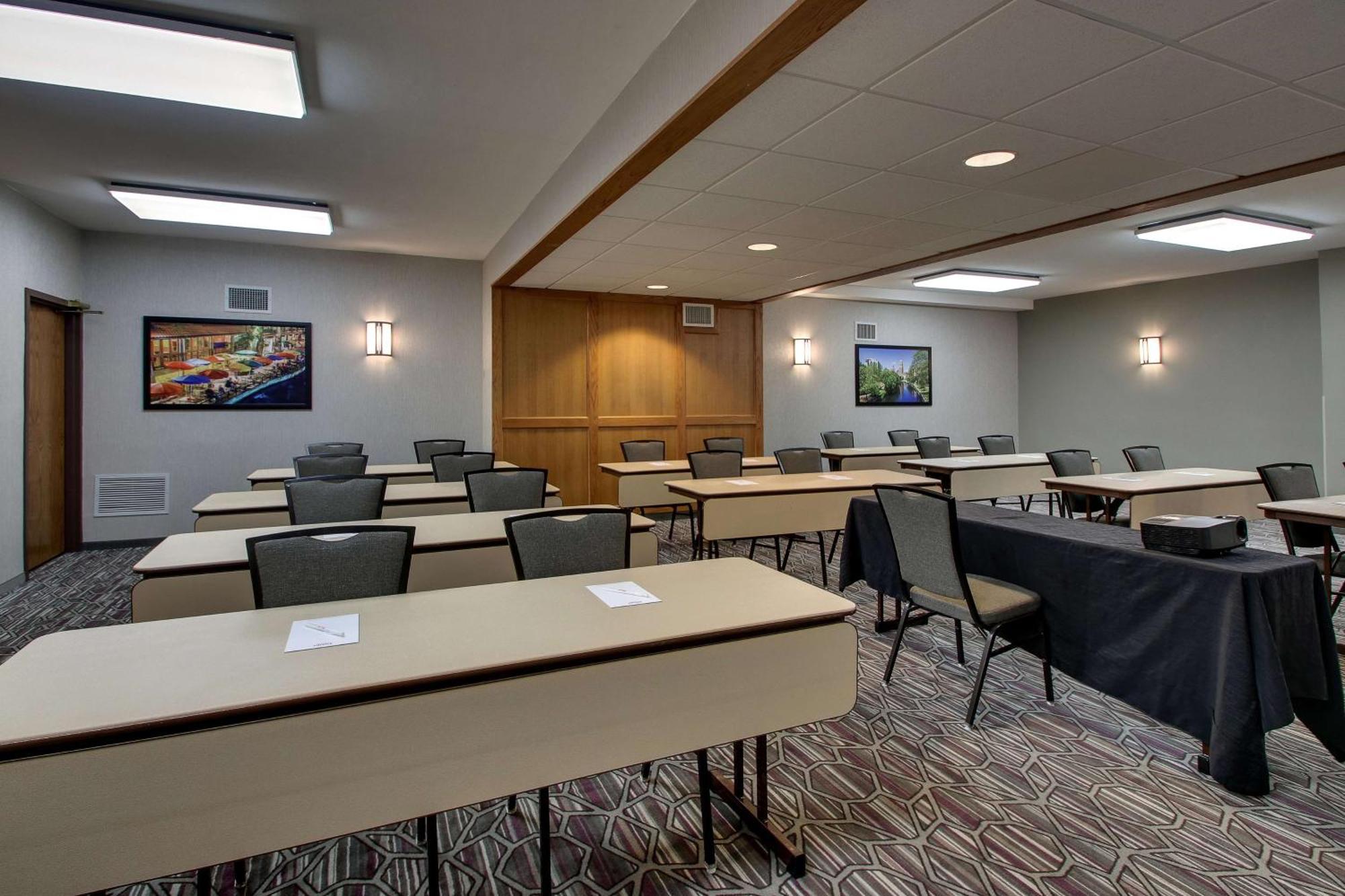 Hotel Drury Plaza Airport 3*