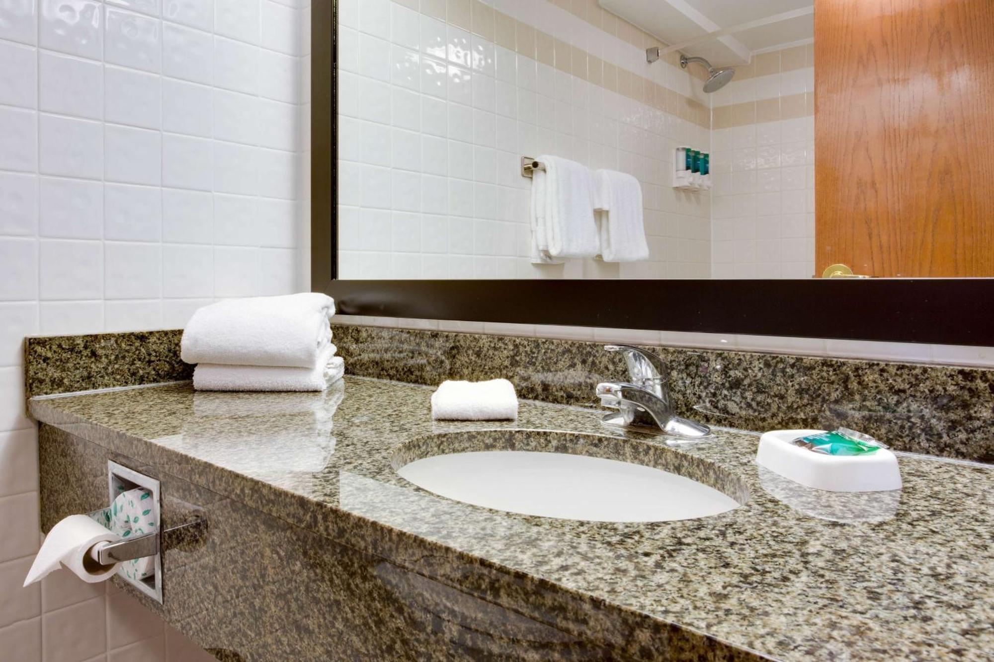 Drury Plaza Airport Hotel 3*