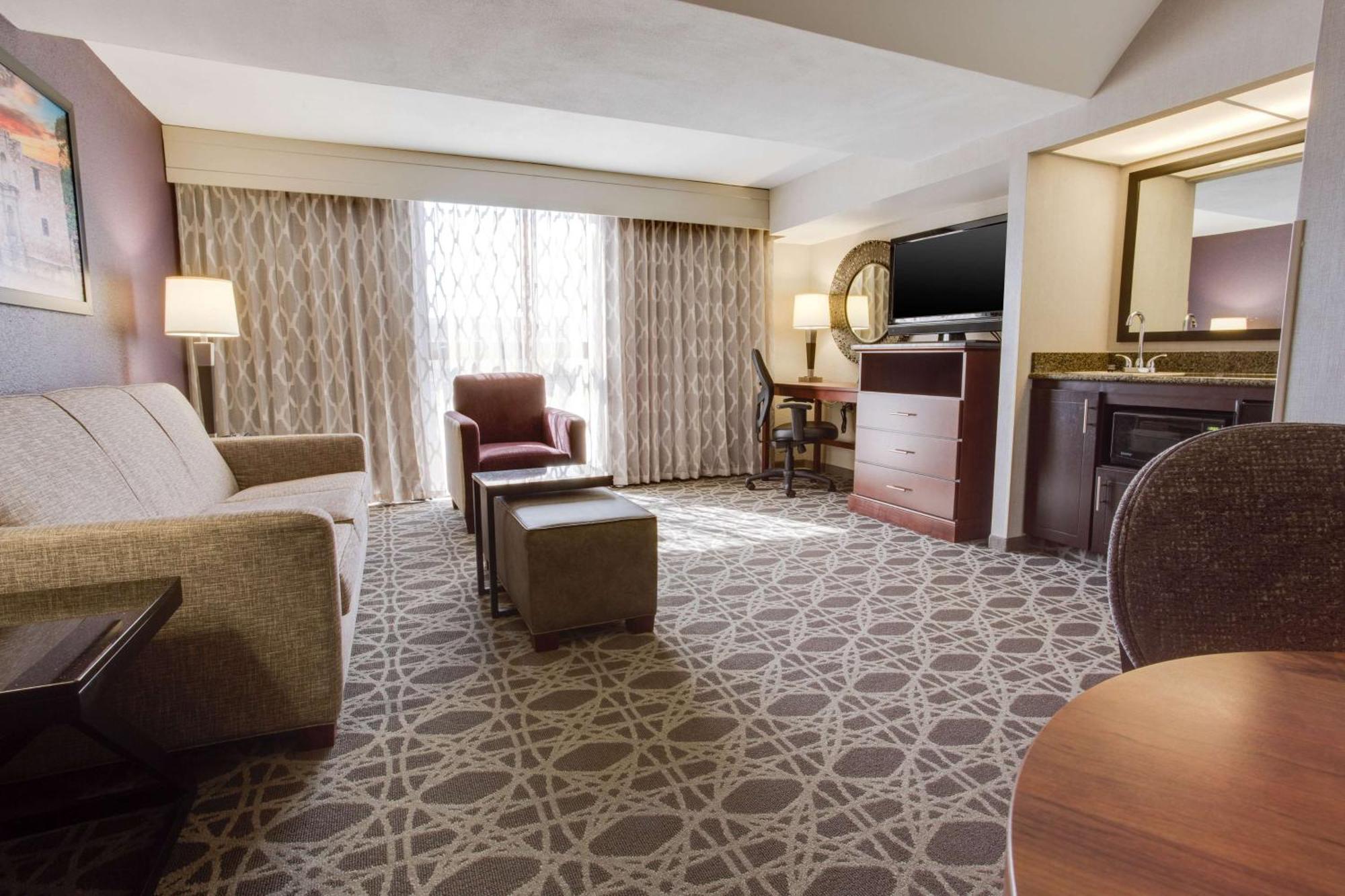 Hotel Drury Plaza Airport