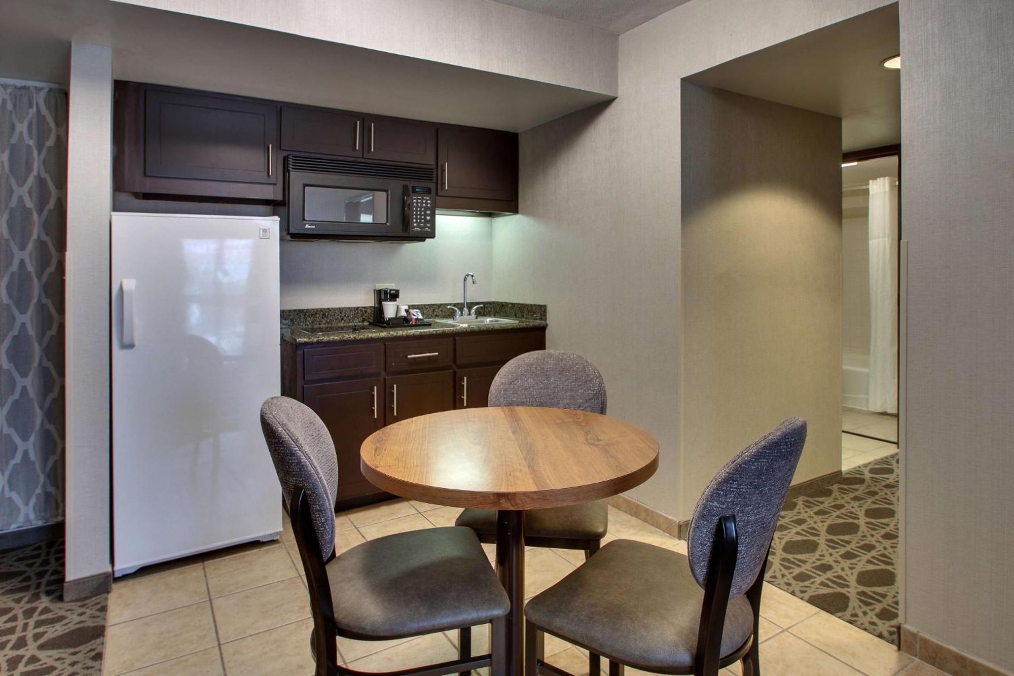 Drury Plaza Airport Hotel 3*