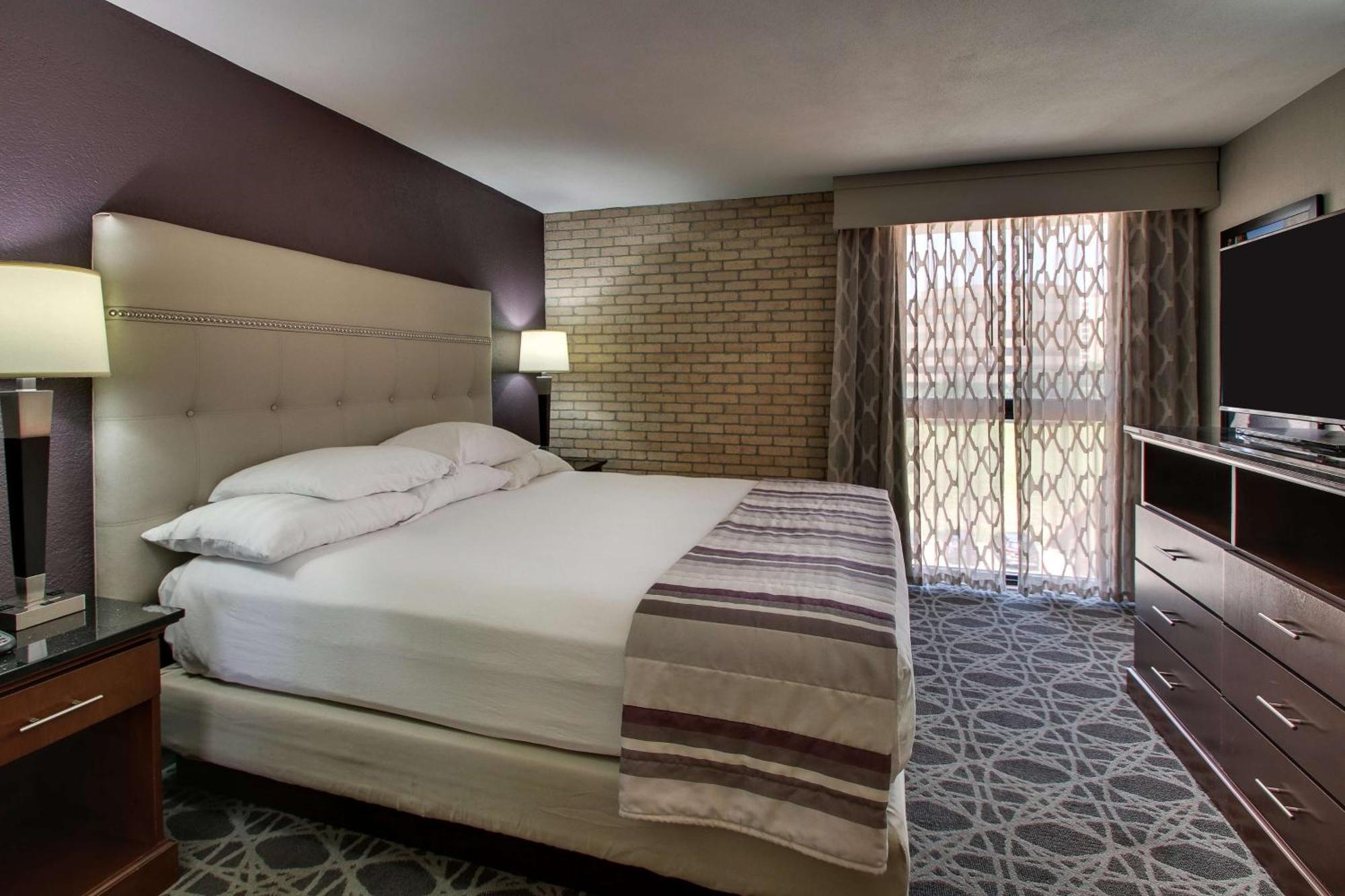 Drury Plaza Airport Hotel 3*