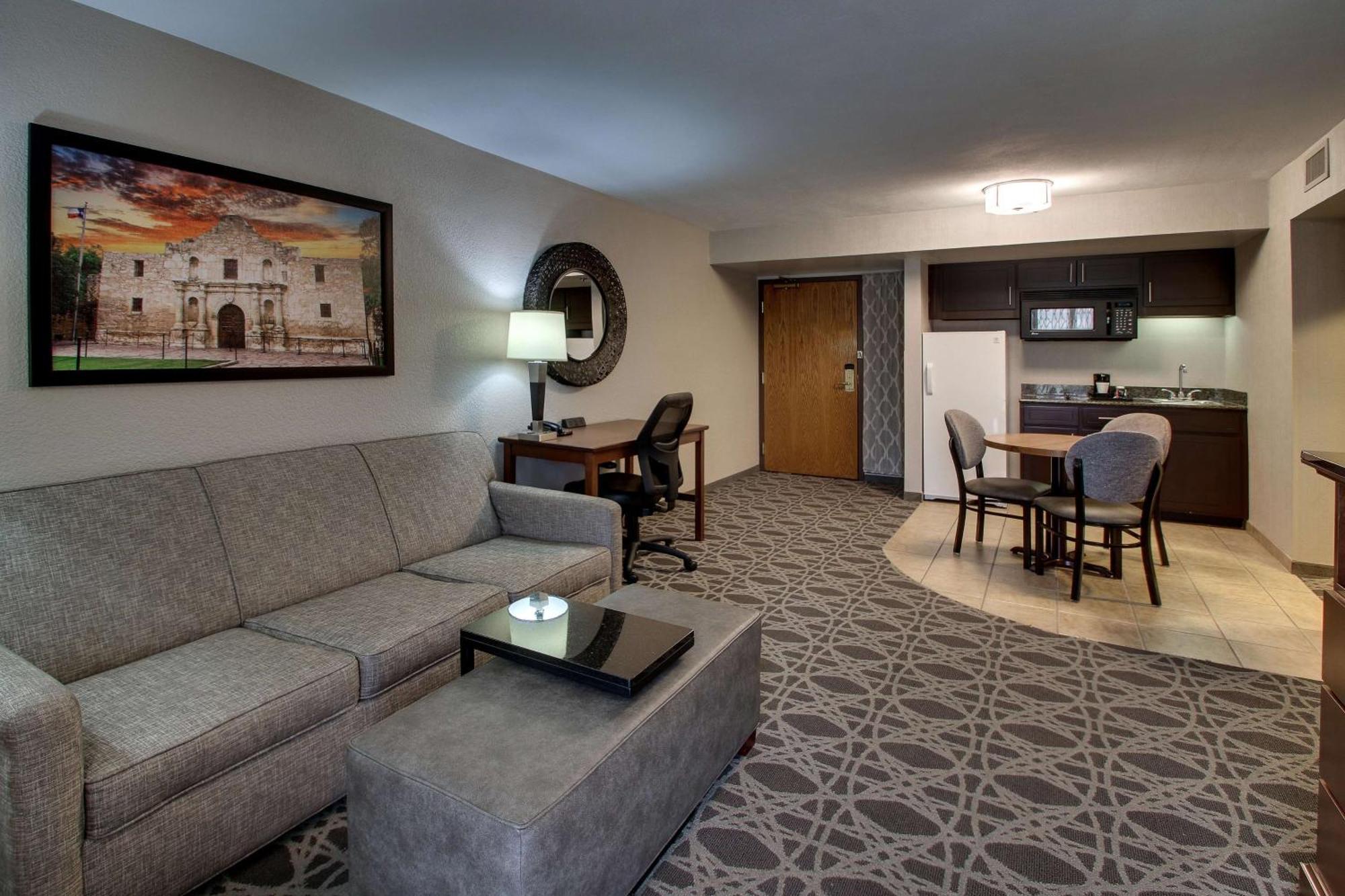 Drury Plaza Airport 3*