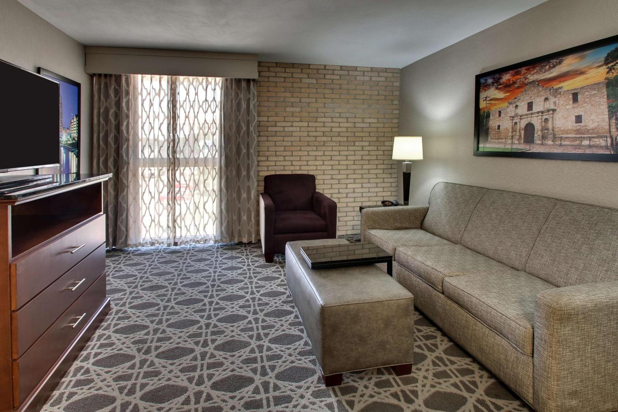 Hotel Drury Plaza Airport 3*