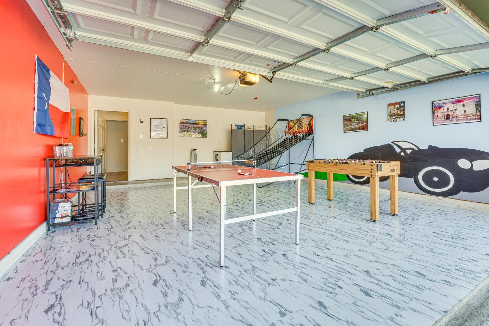With Game Room, 9 Mi To Seaworld! Holiday home