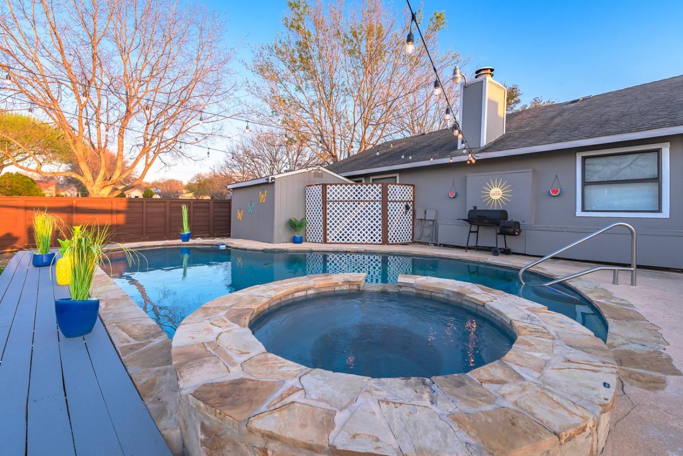 Stunning Pool Overlooking Golf Course & Game Holiday home