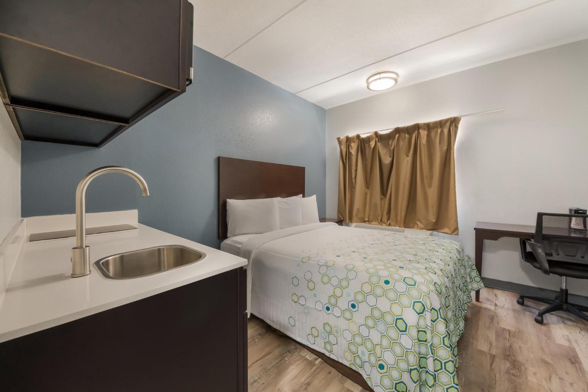 Hometowne By Red Roof - Seaworld Northwest Motel