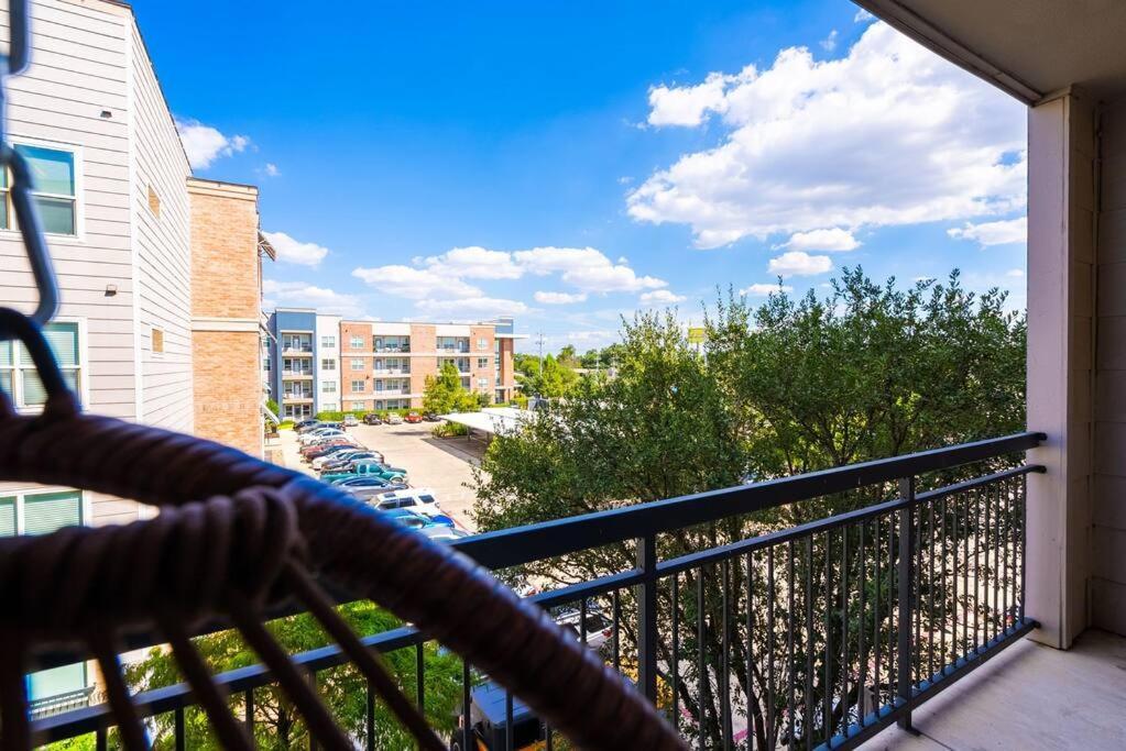 Chic King Bed Desk W/ Pool Apartment San Antonio