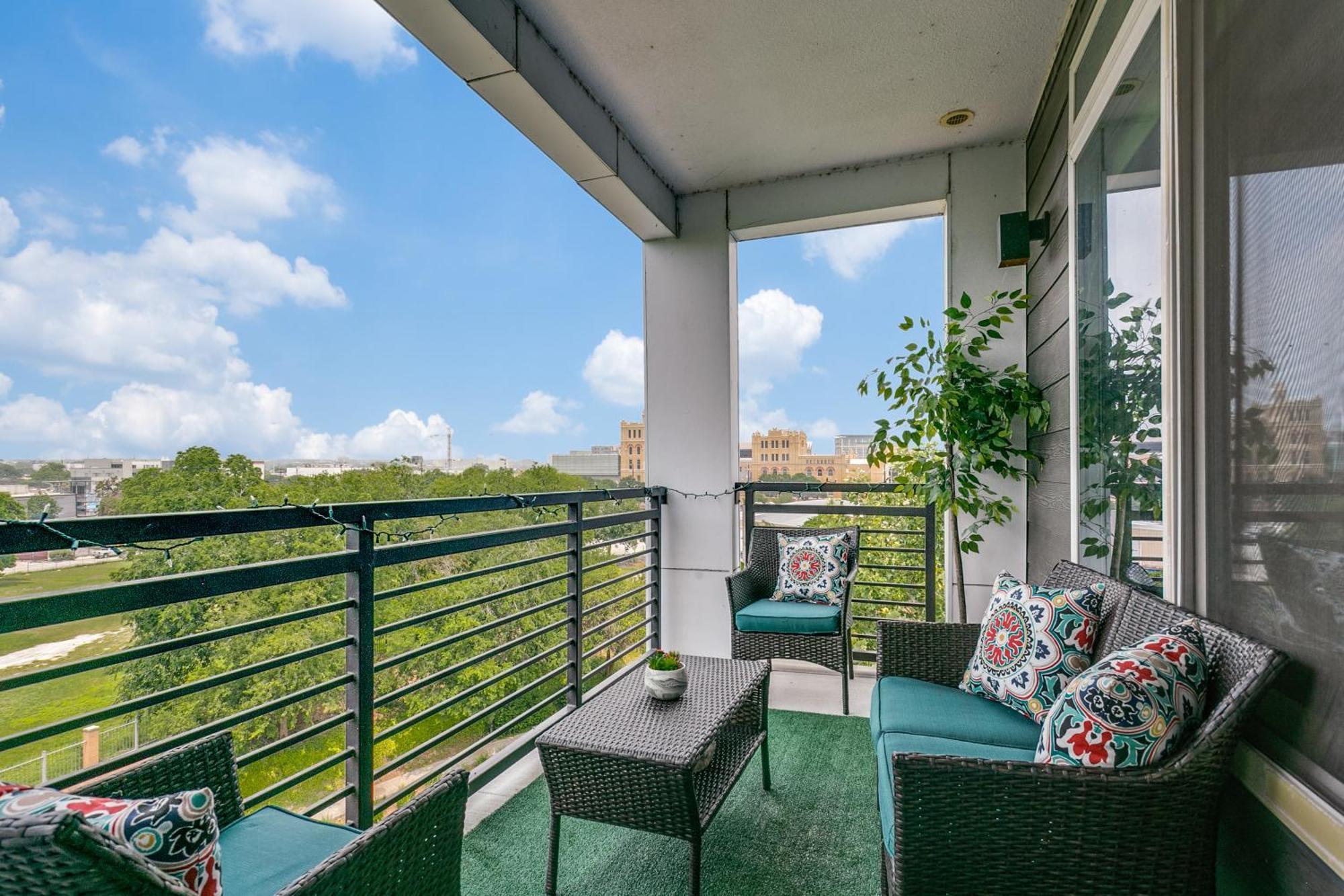 Beautiful On Riverwalk W King Ste Free Parking Pet Friendly Centrally Located On The Riverwalk Apartment *