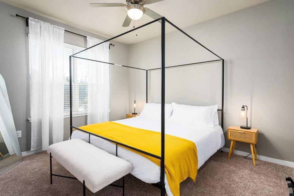 Apartment Chic King Bed Desk W/ Pool *