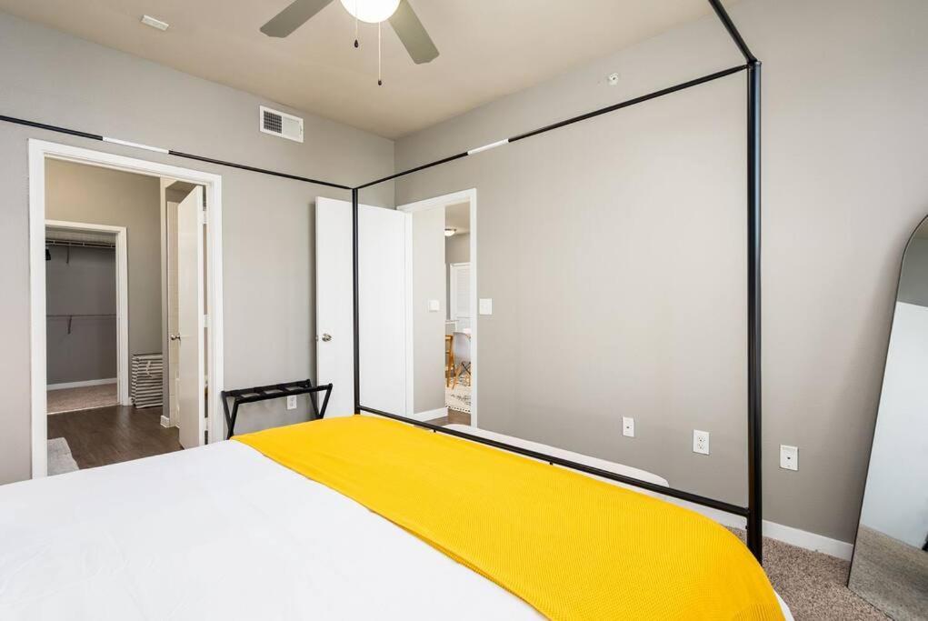 Chic King Bed Desk W/ Pool * San Antonio