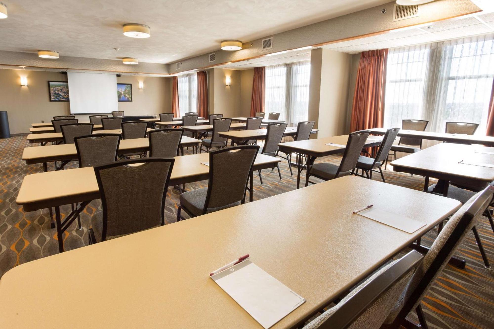 Hotel Drury & North Stone Oak 3*