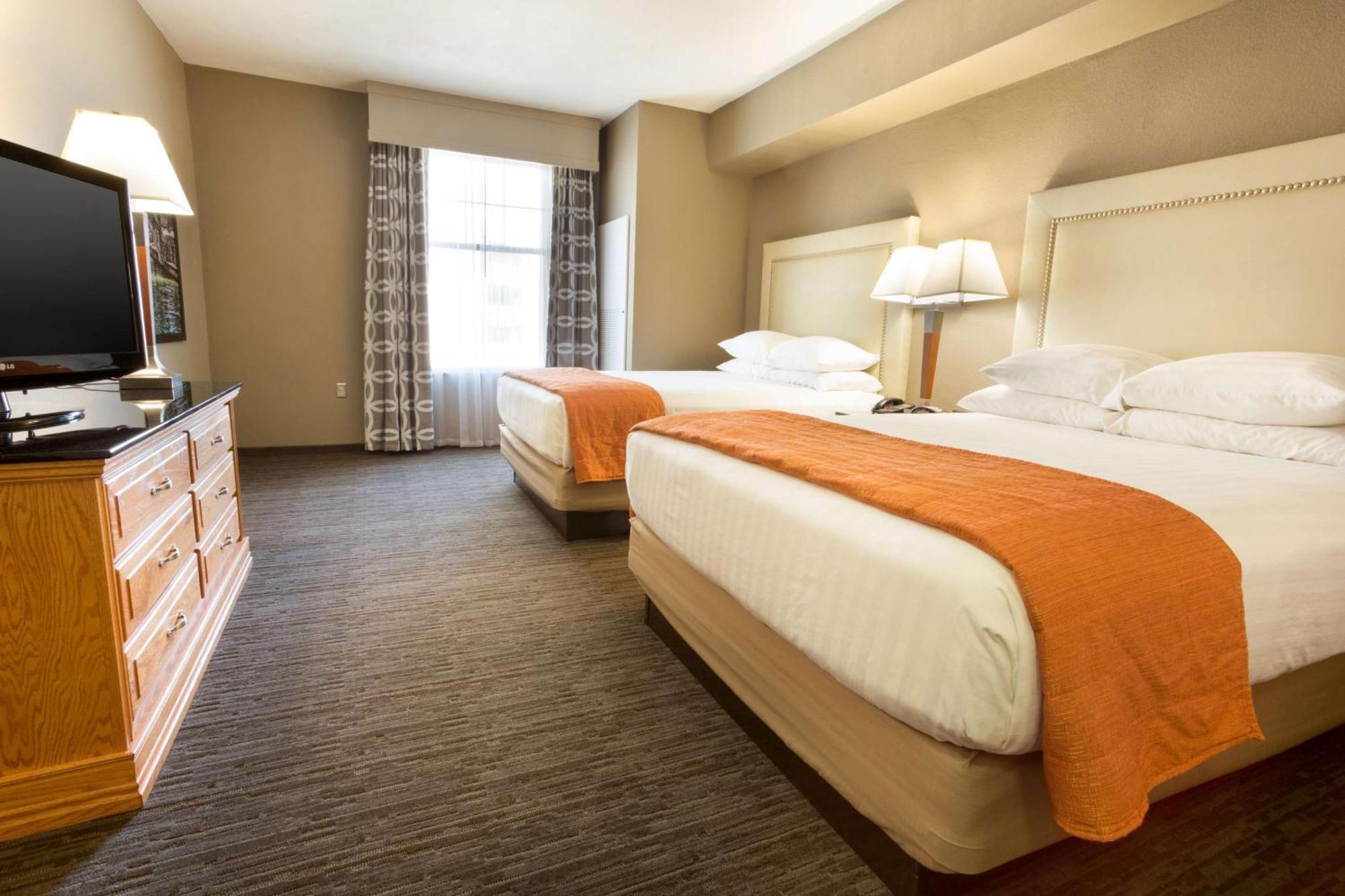 Hotel Drury & North Stone Oak 3*
