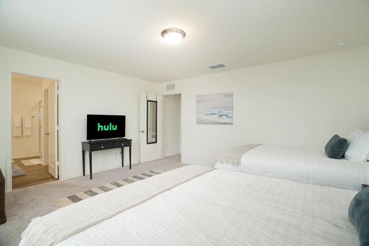 Rare Find Luxurious Sleeps 13 With Family Fun Holiday home San Antonio