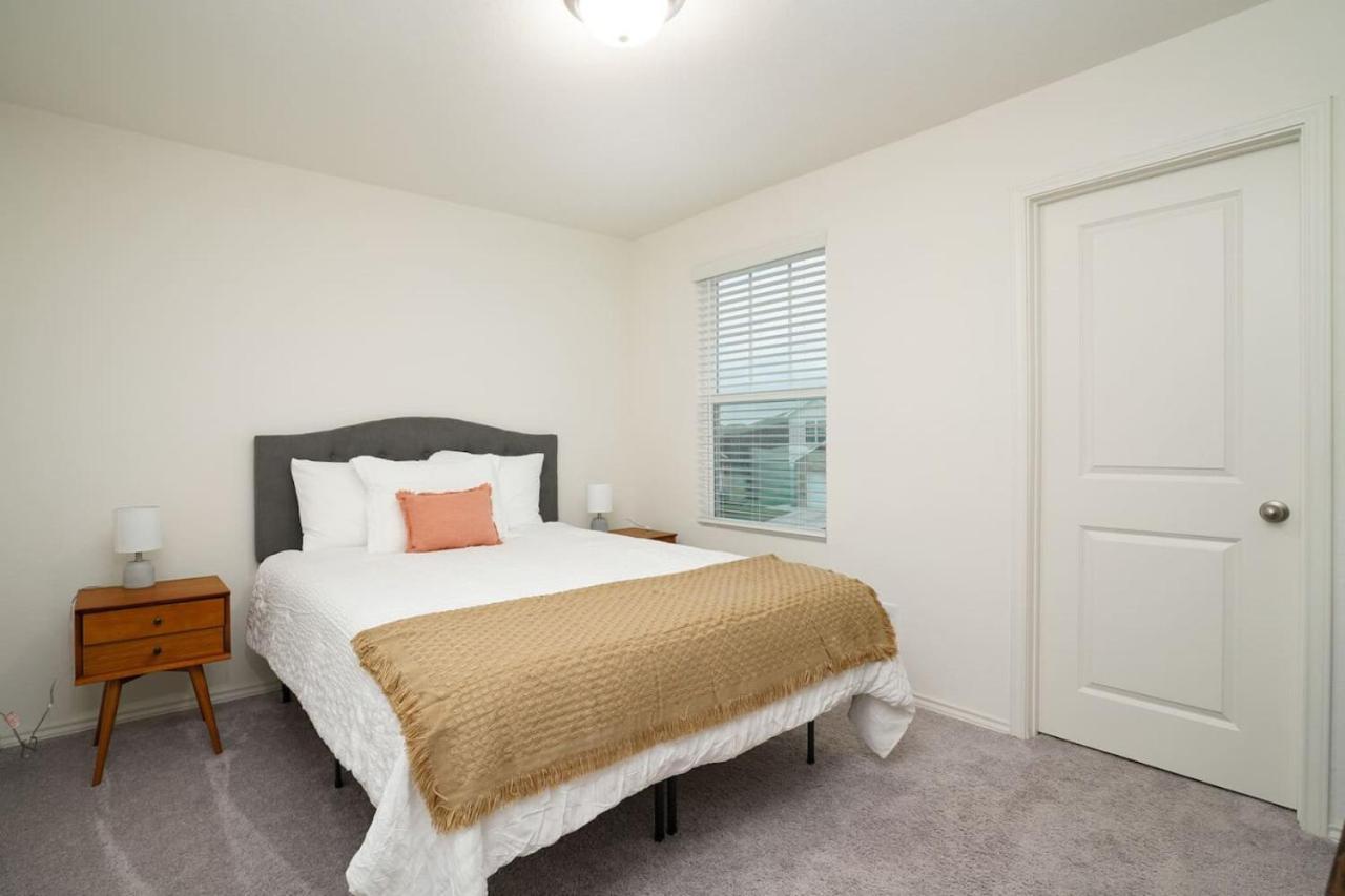 Rare Find Luxurious Sleeps 13 With Family Fun Holiday home San Antonio