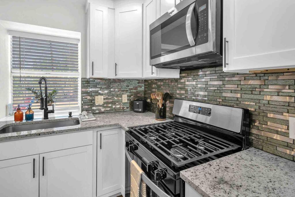 Modern Base - Lackland Delight Apartment *