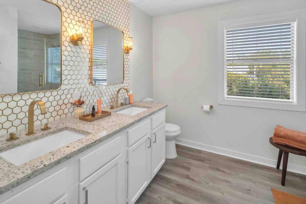 Apartment Modern Base - Lackland Delight