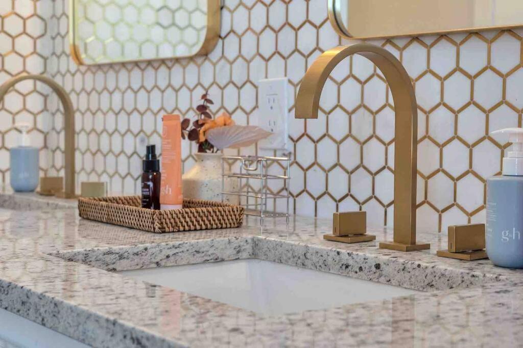 Apartment Modern Base - Lackland Delight *