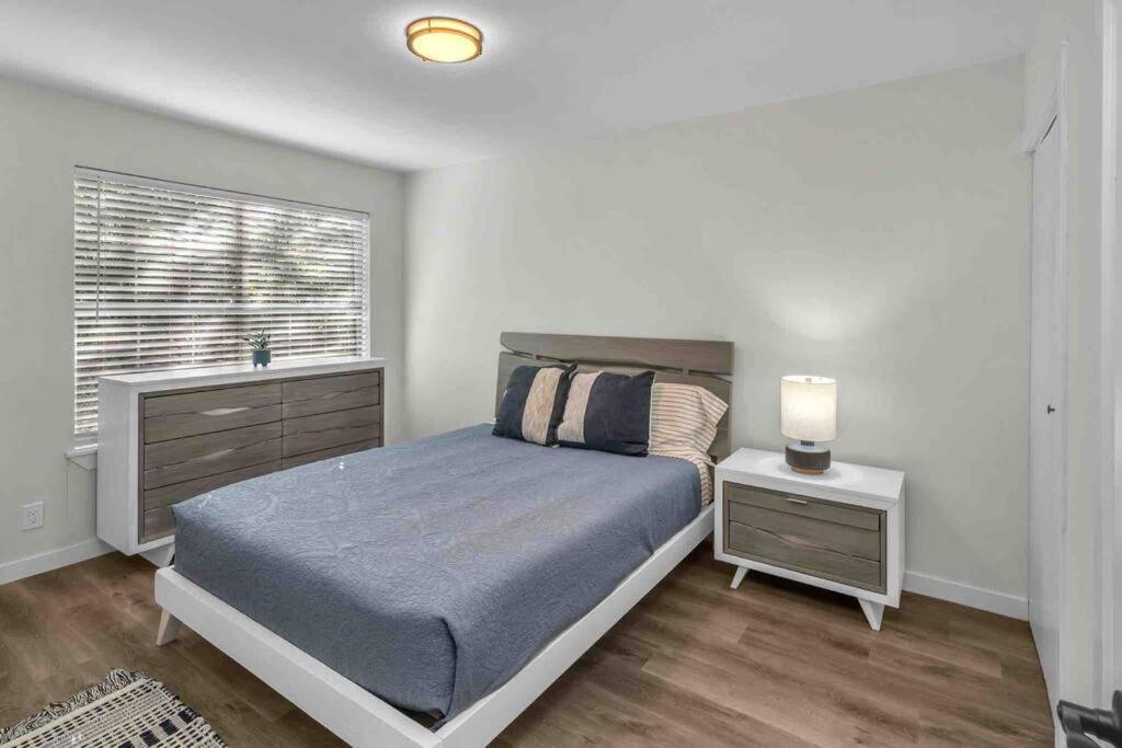 Modern Base - Lackland Delight Apartment *