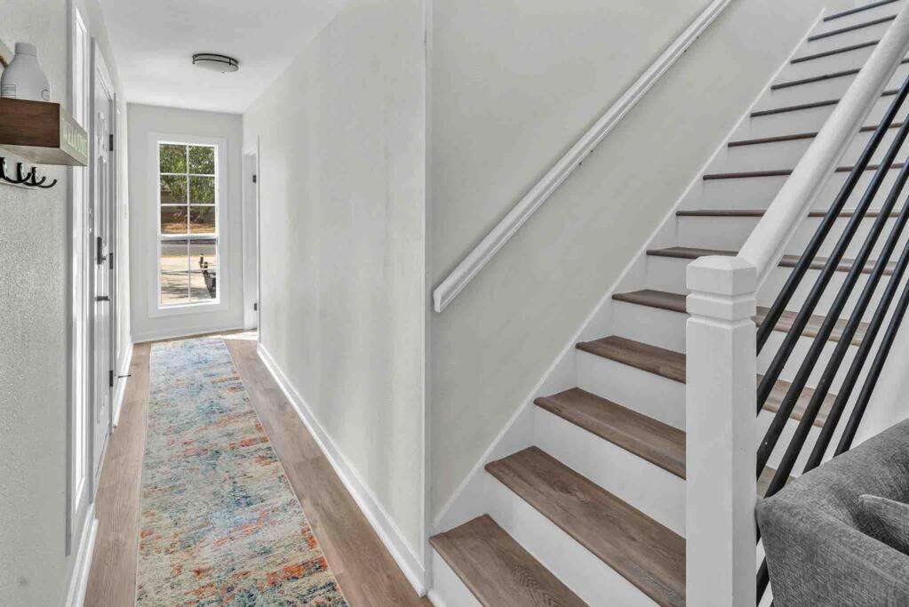 Modern Base - Lackland Delight Apartment *