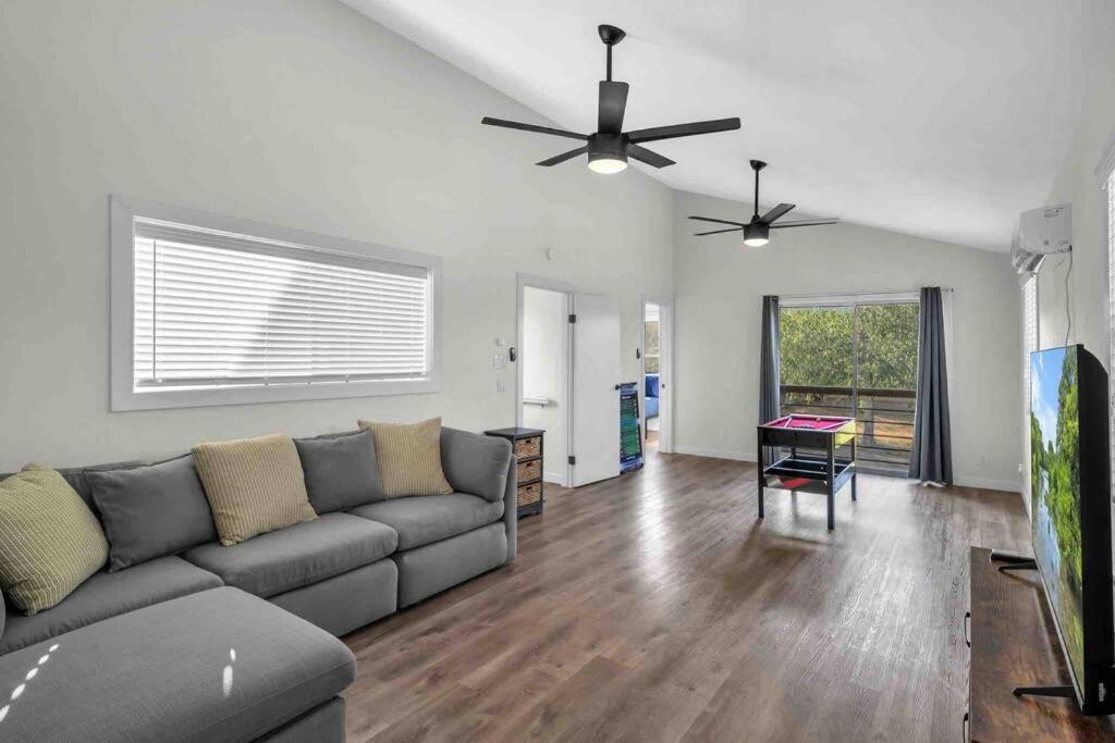 Modern Base - Lackland Delight Apartment *