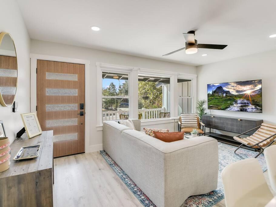 Modern Cottage+8 Guests+covered Patio+weber Grill Holiday home San Antonio
